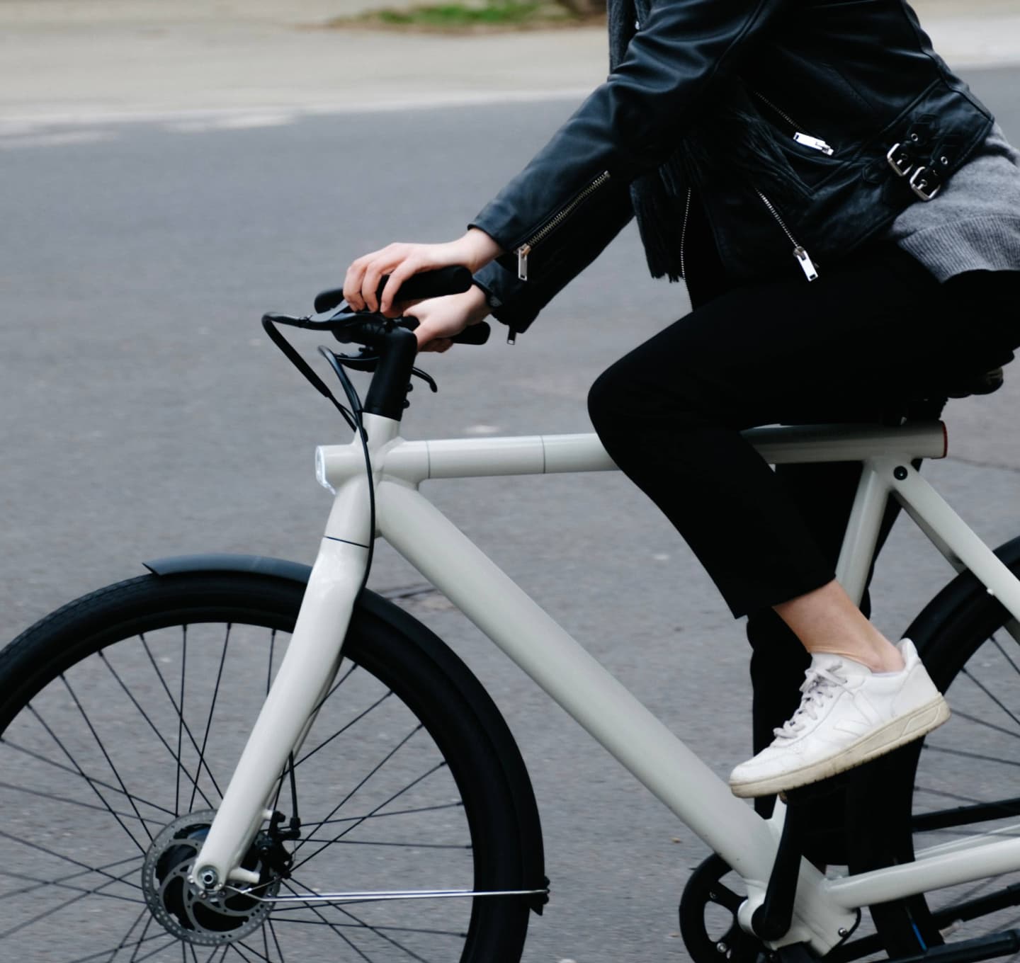 mulher andando numa olibike